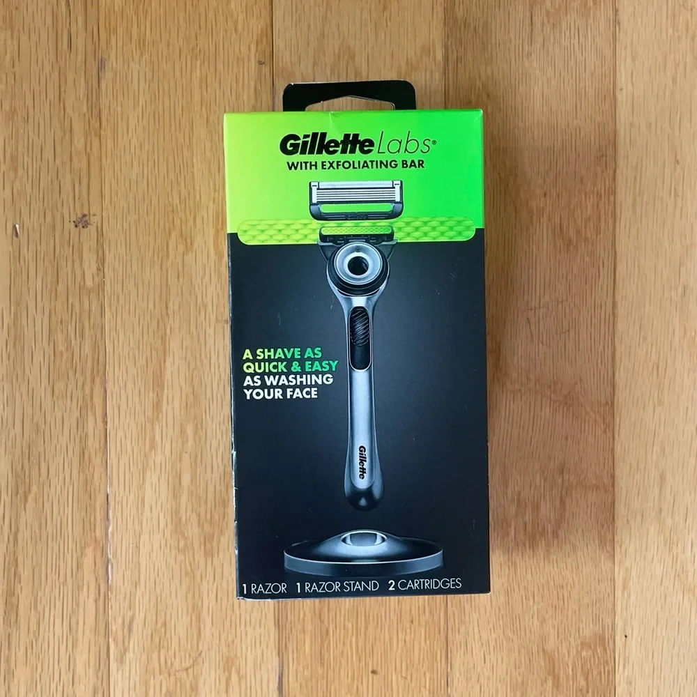 Gillette Labs Exfoliating Bar Razor with 2 Blade Refills & Magnetic Stand